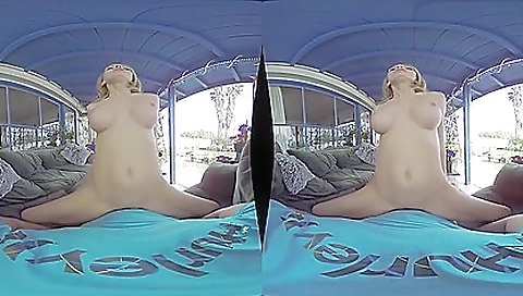 Sexy milf in vr porn peeping tony her pussy and her cock