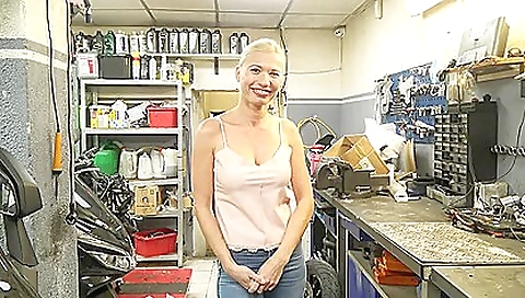 Slutty babe justine taking his cock and giving her nice handjob