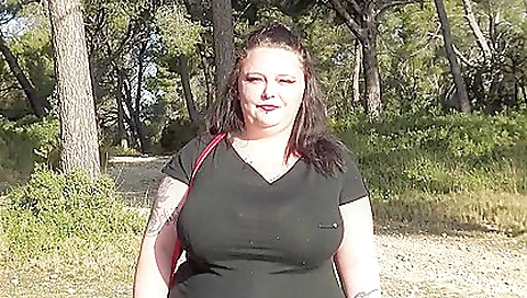 Hot babe gets her body exposed to a big casting camera