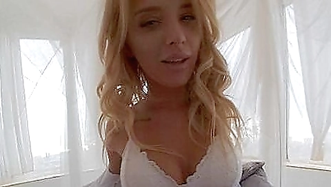 Blonde pornstar poses in her favorite outfit in vr porn